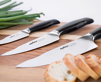 Zyliss control knives on a chopping board|||Zyliss control knives in their block in a kitchen||||||||